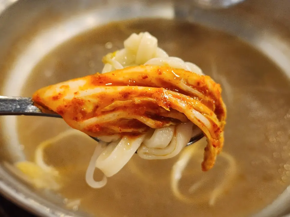 칼국수를 넣고 끓이는 전골 냄비