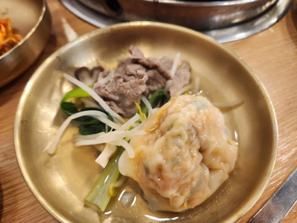 칼국수로 마무리한 만두전골 한 그릇