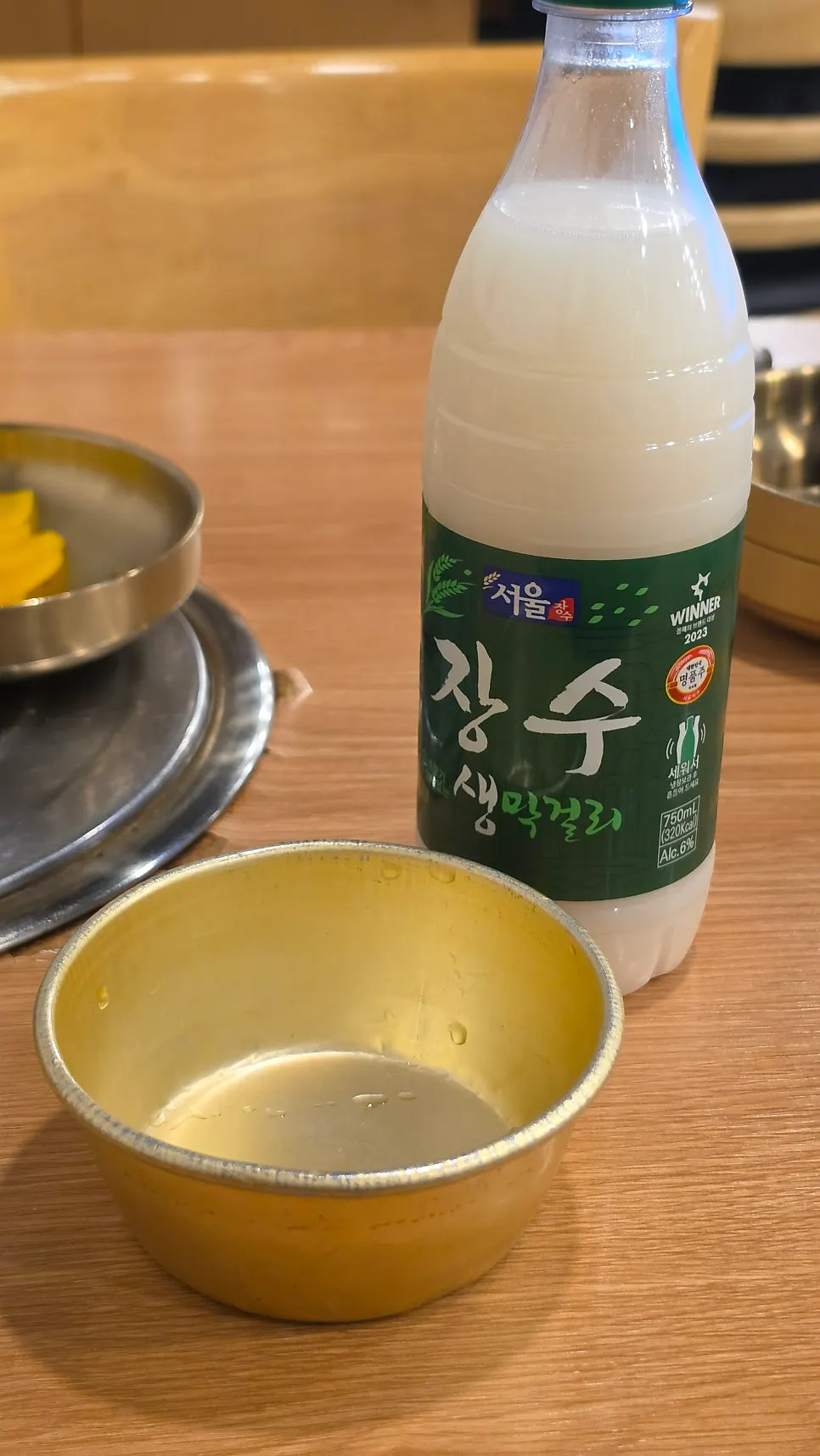 혼자 마신 막걸리와 밑반찬 김치