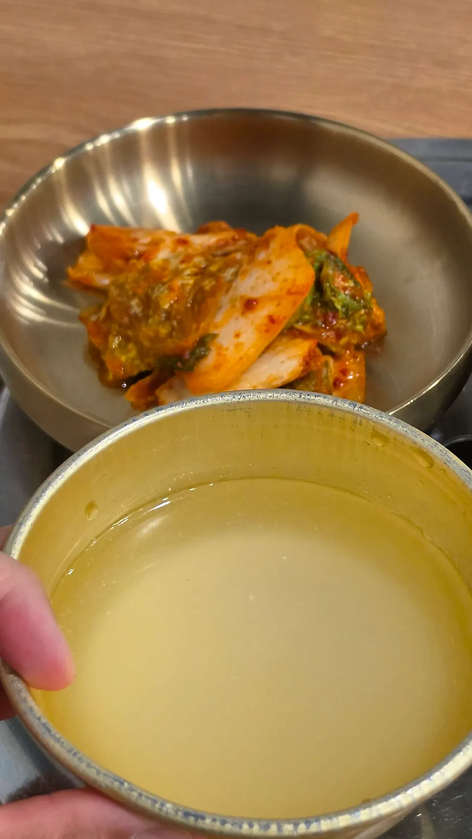 막걸리 잔과 테이블 위 상차림