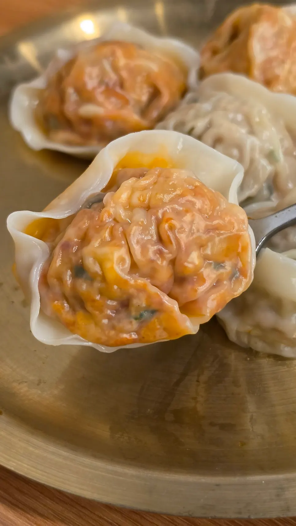 숟가락에 올린 김치만두 한 덩이