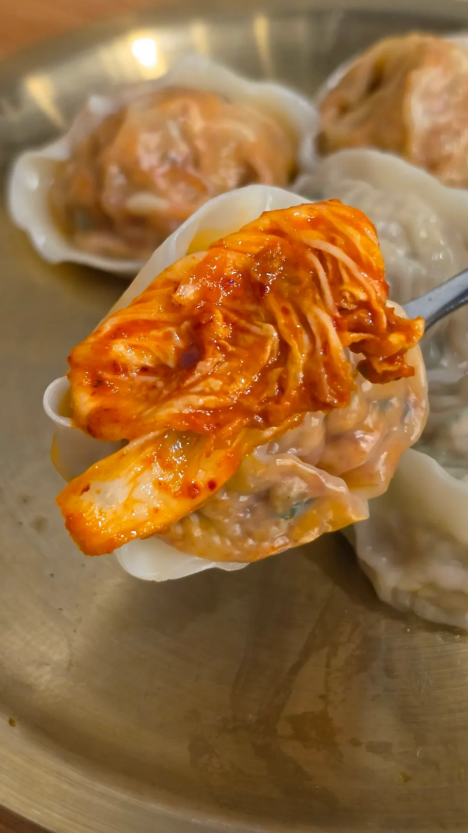 김치를 올려 먹는 김치만두