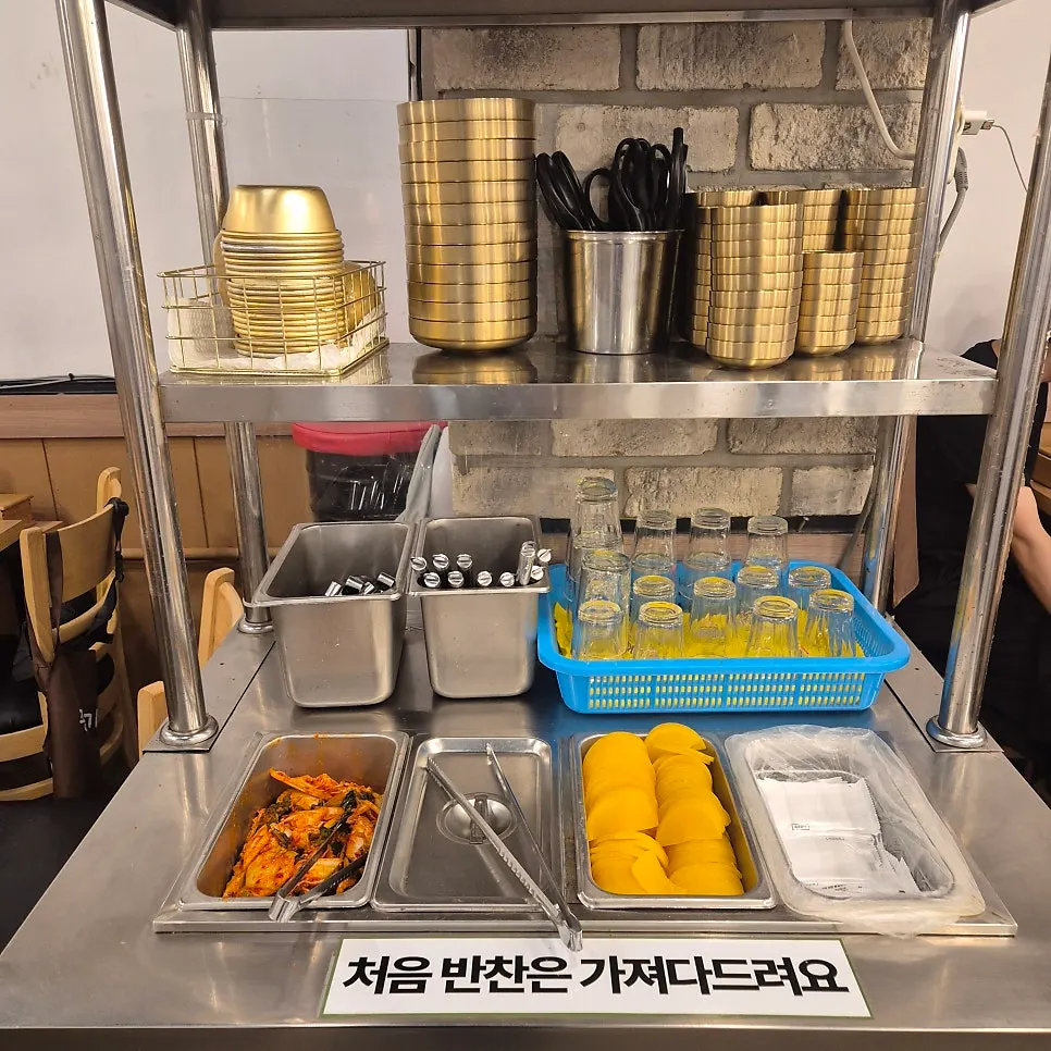 Interior of Jongga Mandu with many 4-person tables