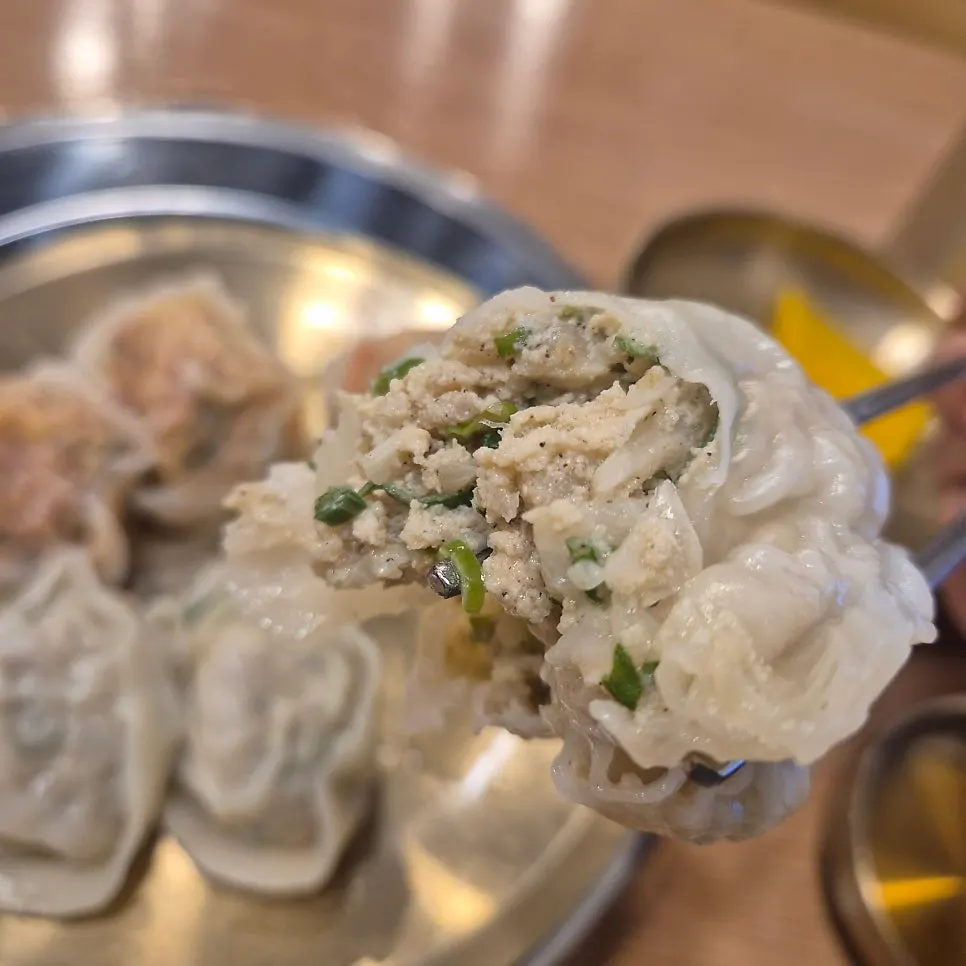 A fried mandu picked up with chopsticks