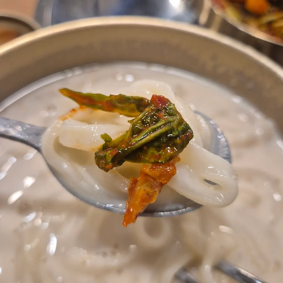 A clean-tasting meat boiled mandu cut in half