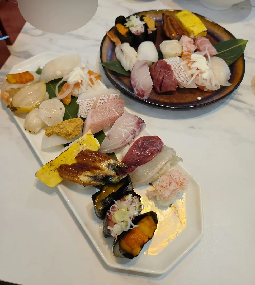Ordered sushi and kaisendon dishes
