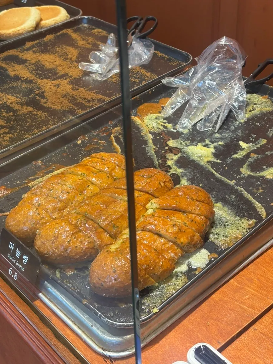 文化制面包的招牌面包菜单陈列