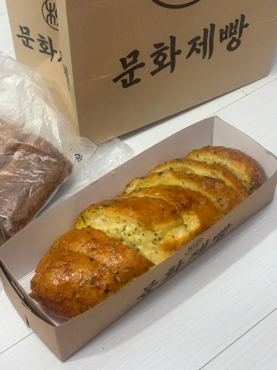 打开包装的文化制面包蒜香面包