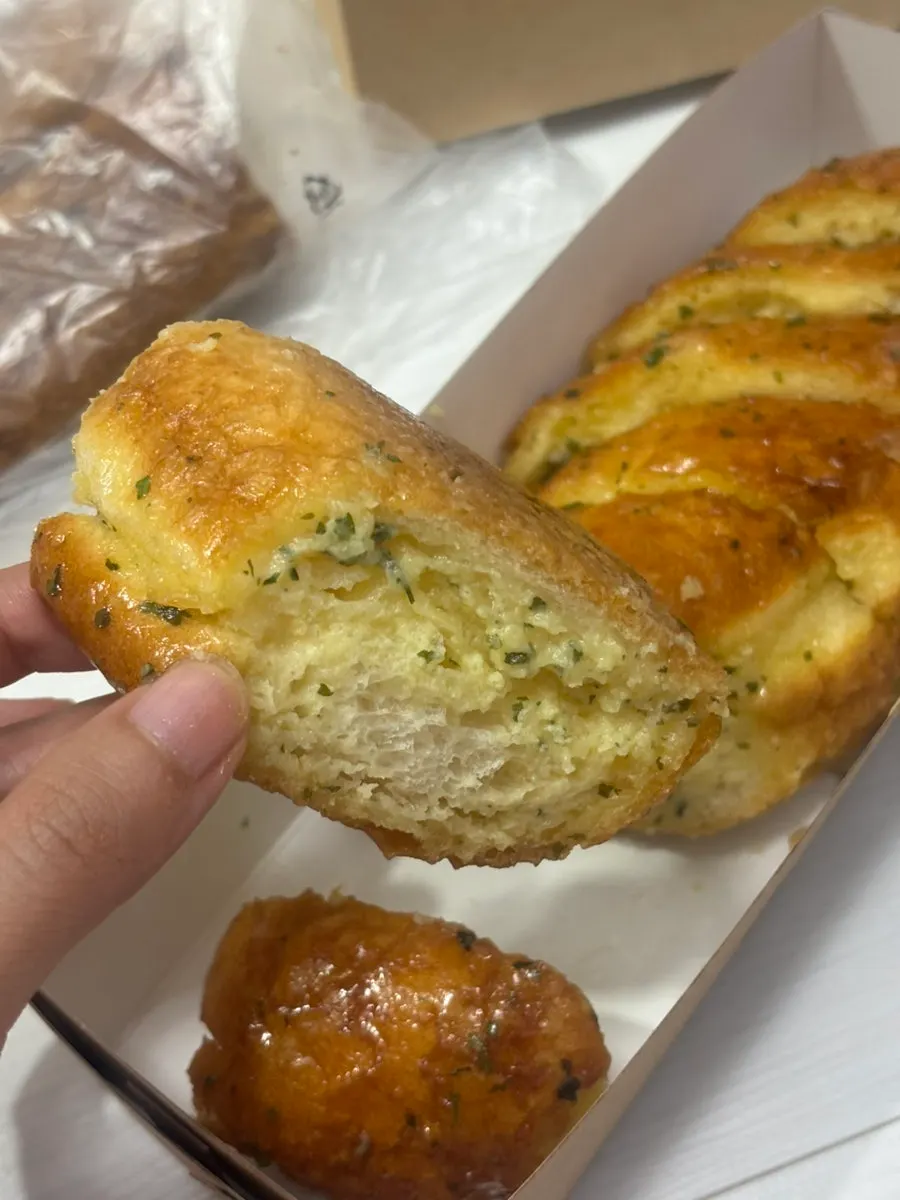 浸入蒜香黄油风味的蒜香面包