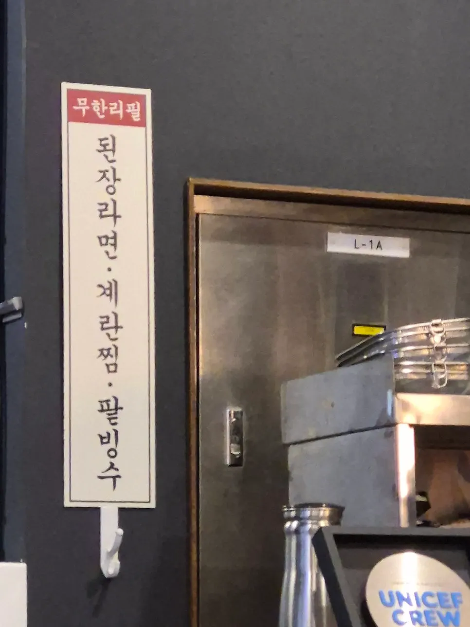 큼직한 테이블이 놓인 내부 좌석