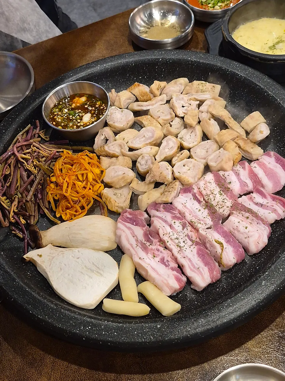 불판에 올려진 콩나물무침과 고기