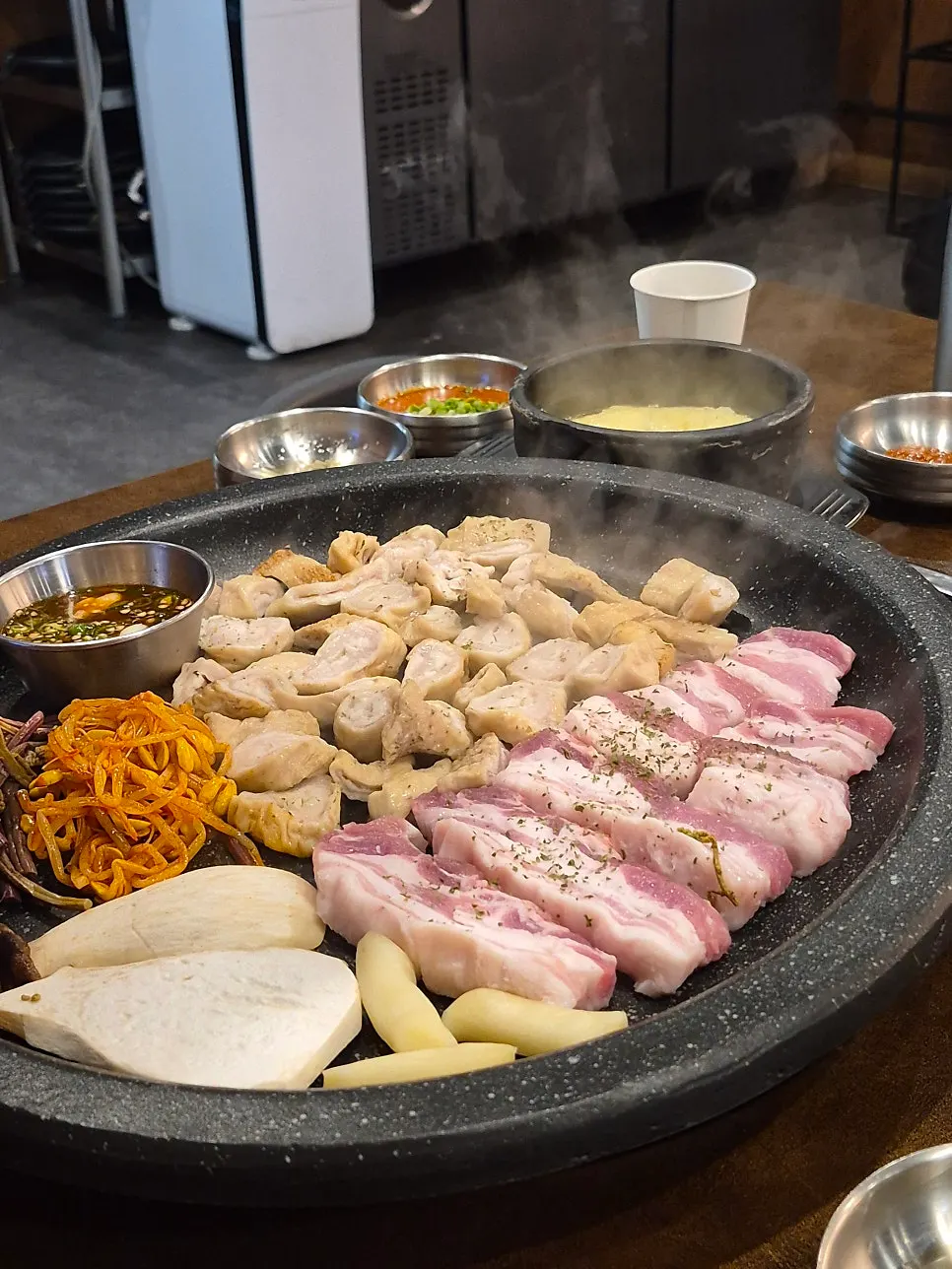 생막창과 생삼겹살 세트 고기 접시