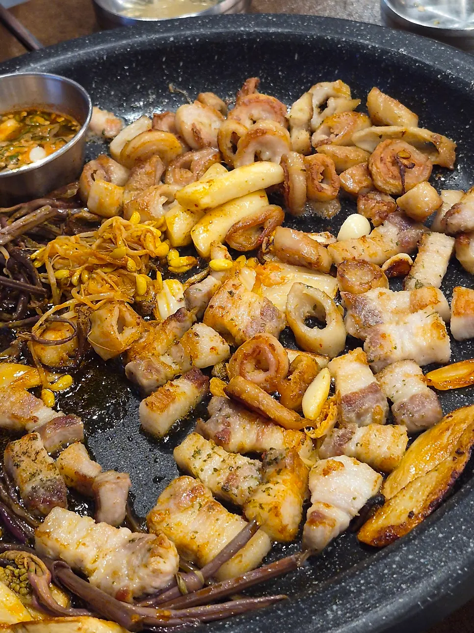 보글보글 끓는 양은 냄비 라면