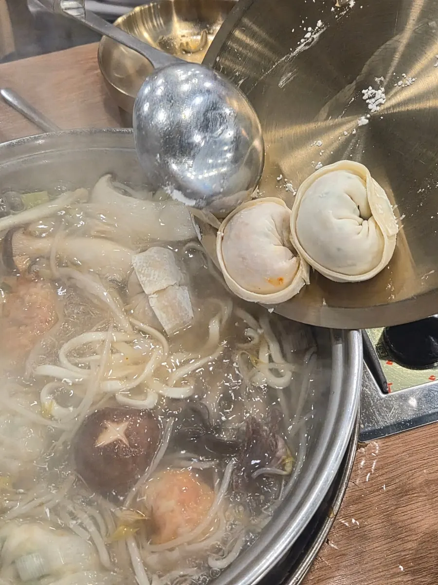 Mandu hot pot boiled together with kalguksu noodles