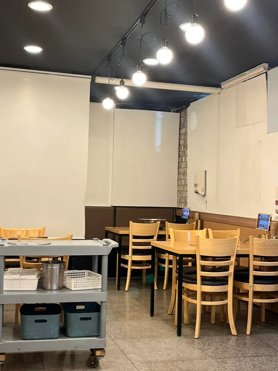 View around the Jongga Mandu storefront entrance