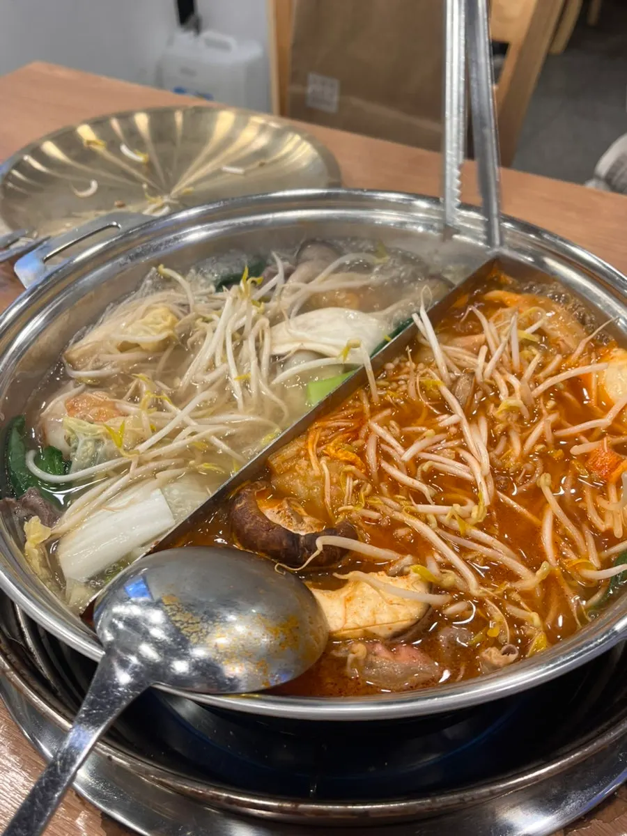 Four kimchi mandu and four meat mandu