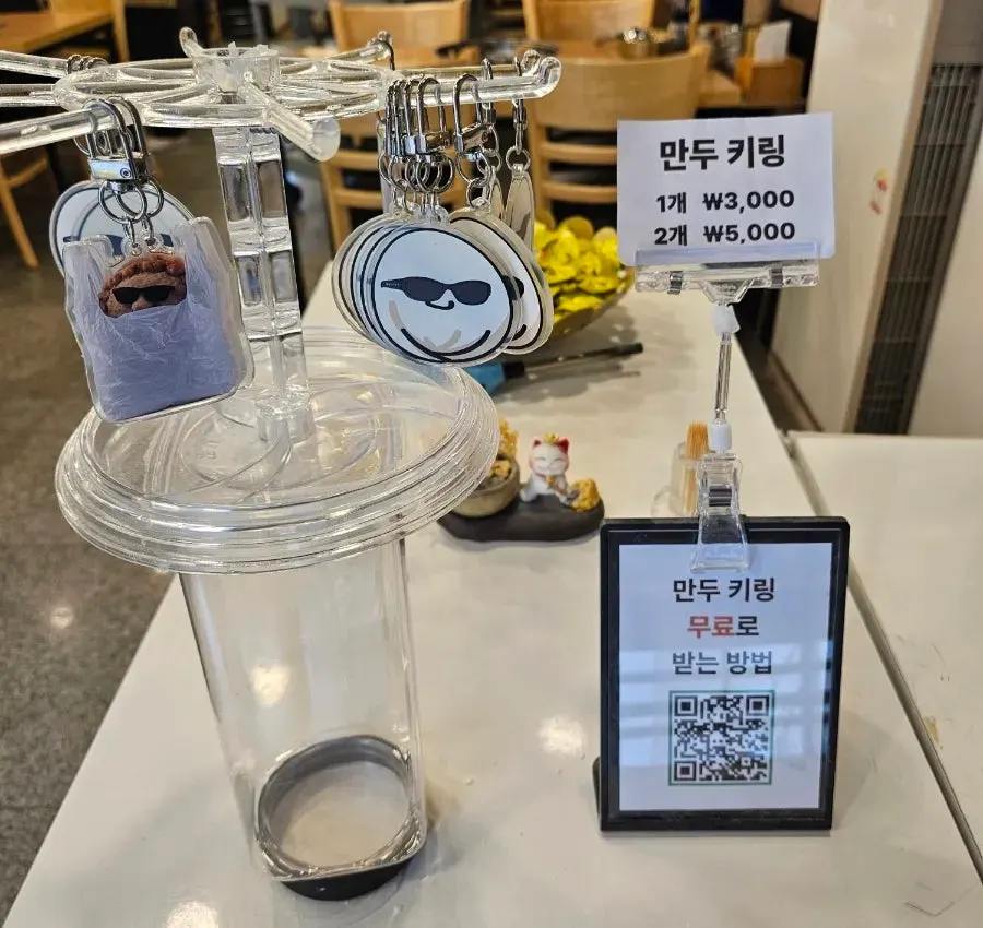 매장 한쪽에서 만두를 빚는 작업 공간