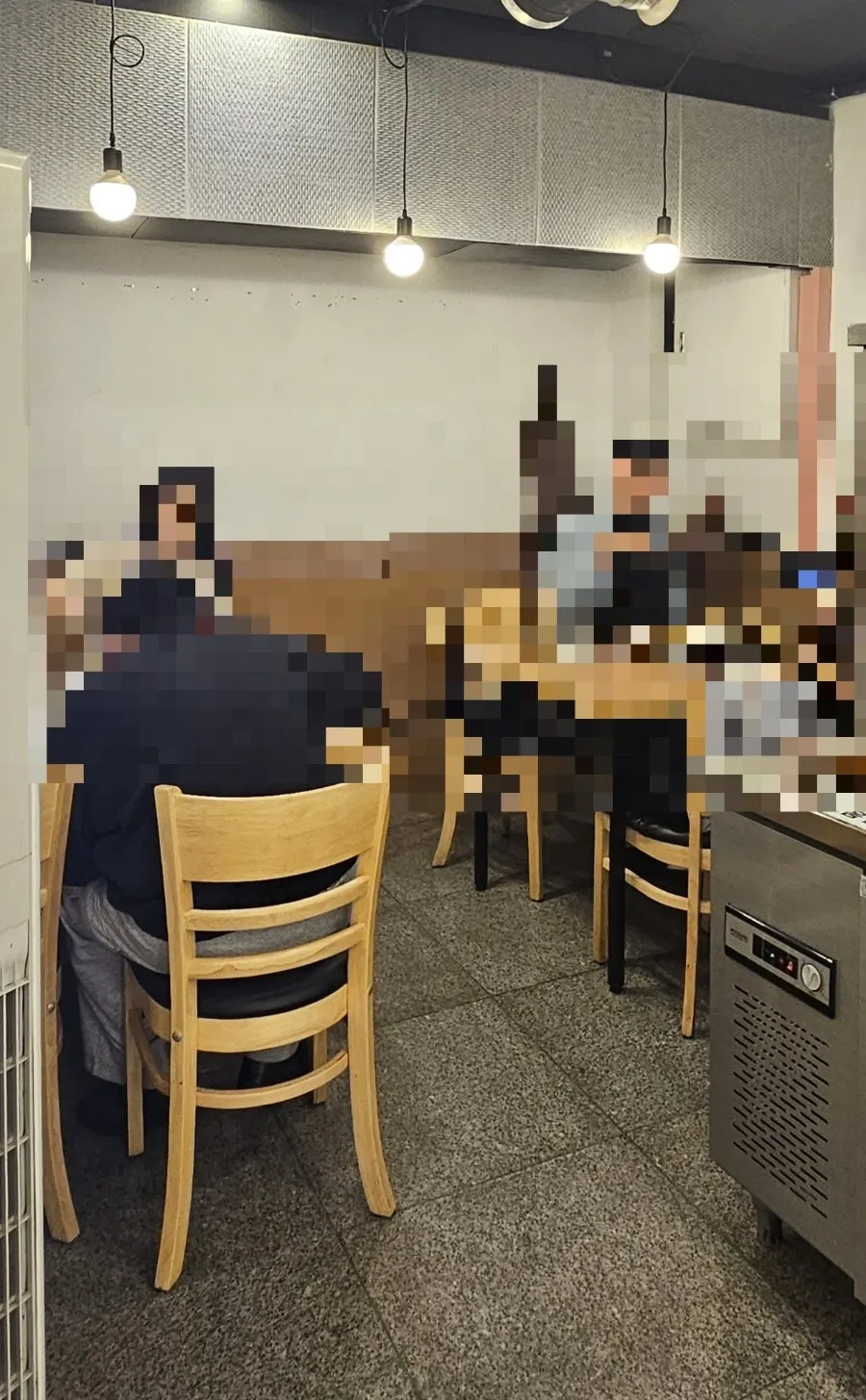 종가만두 실내 좌석과 통로