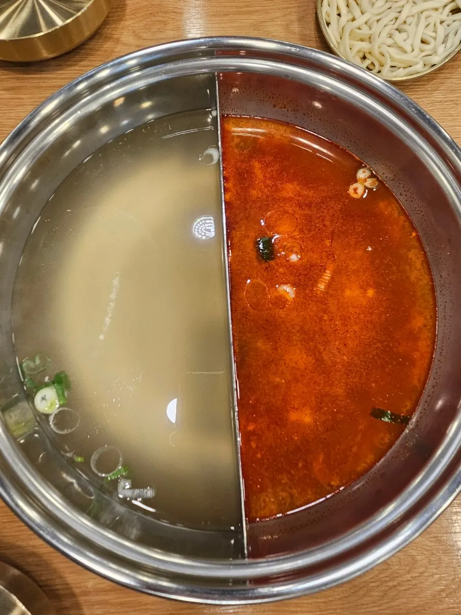 반반육수 만두전골 상차림