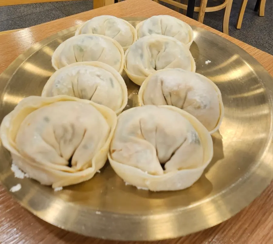 끓이기 전 반반육수 만두전골 냄비