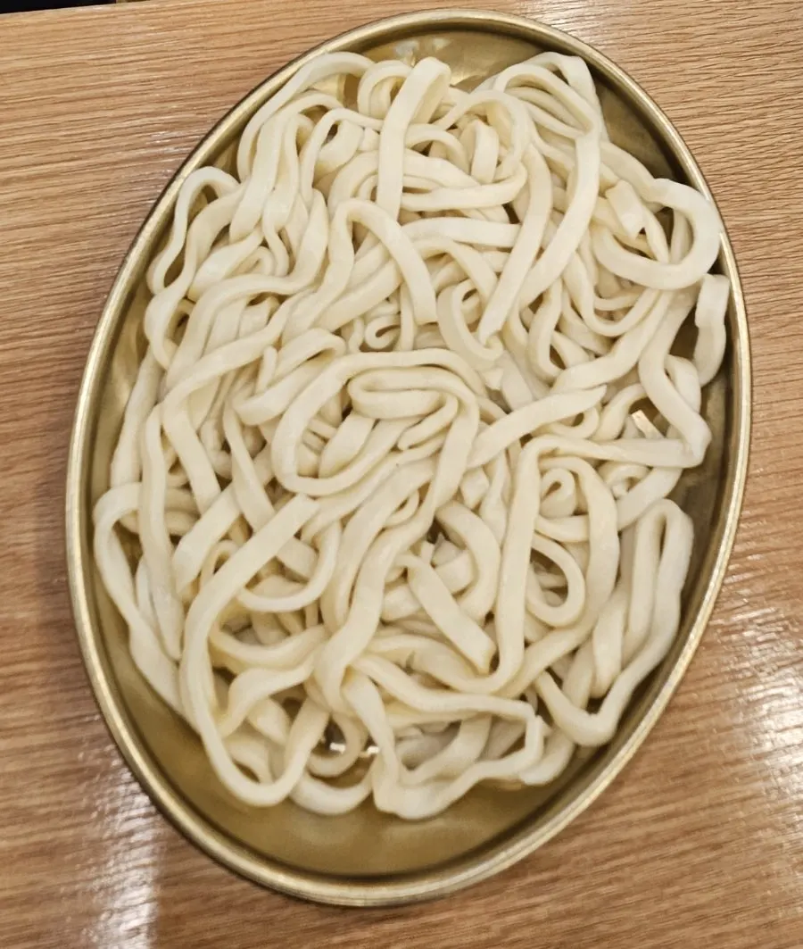 전골에 올려진 큼직한 수제 만두