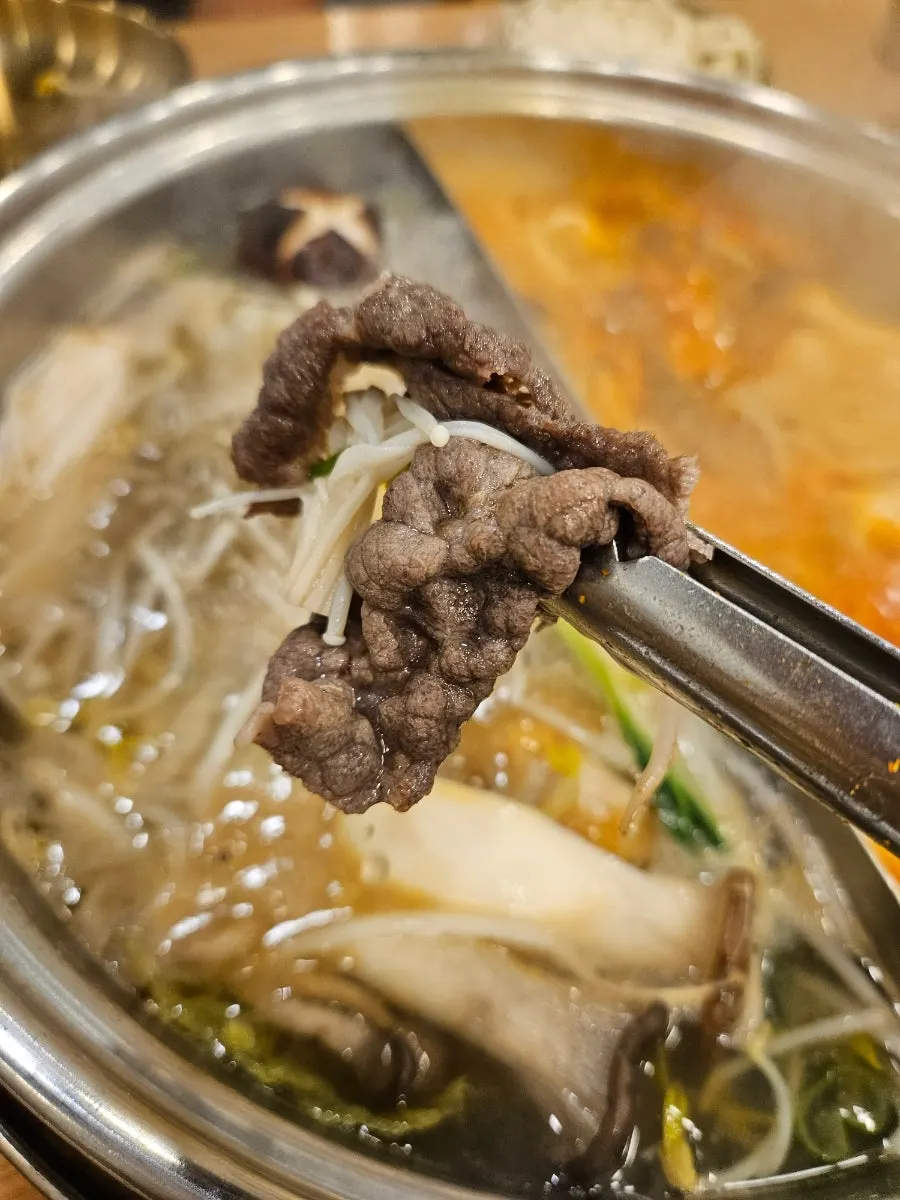 얼큰 육수 쪽 만두와 채소