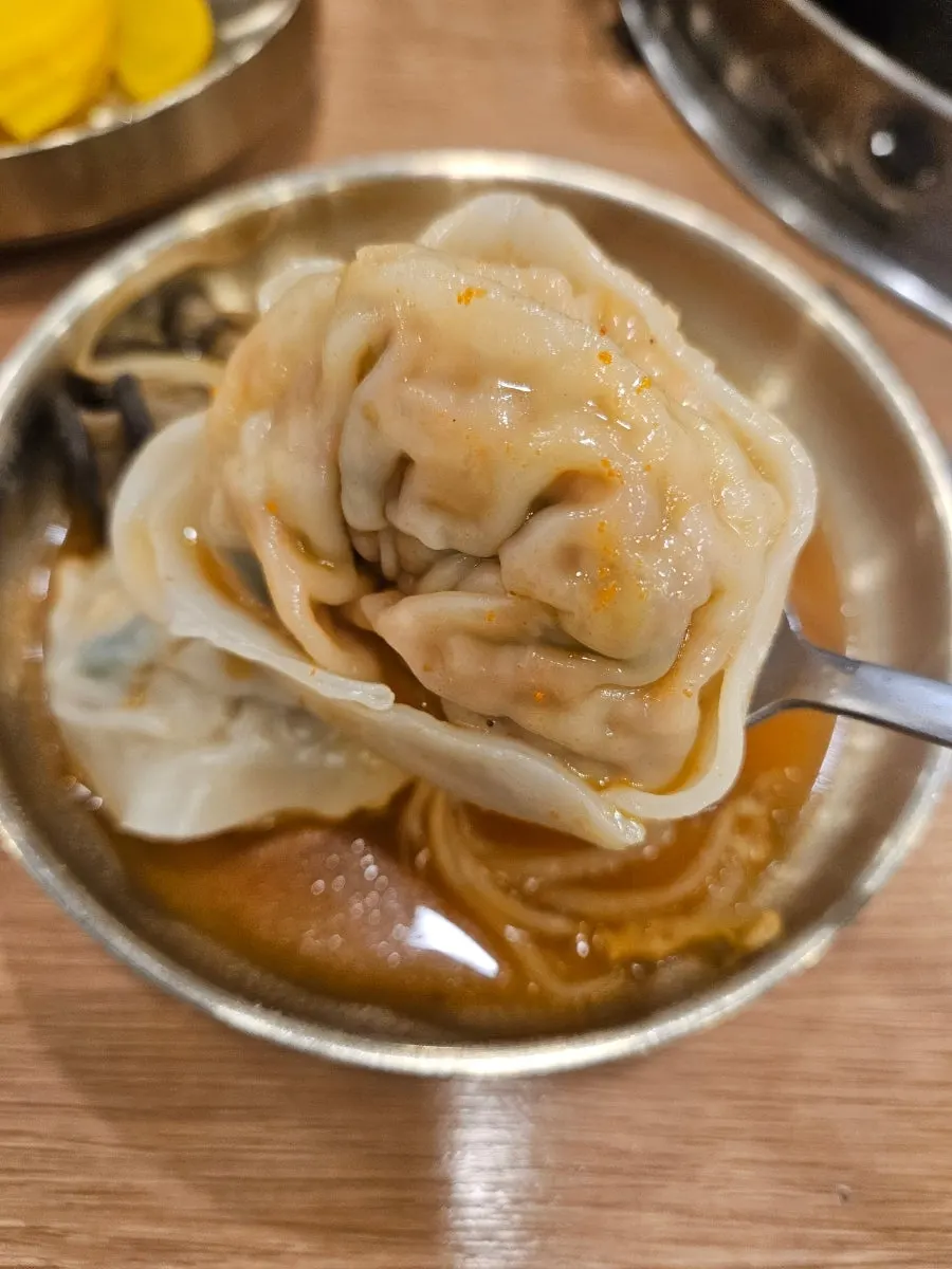 전골에 넣은 칼국수 사리