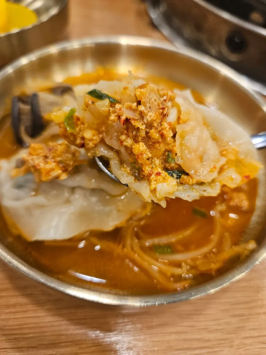 공기밥과 함께 먹는 만두전골