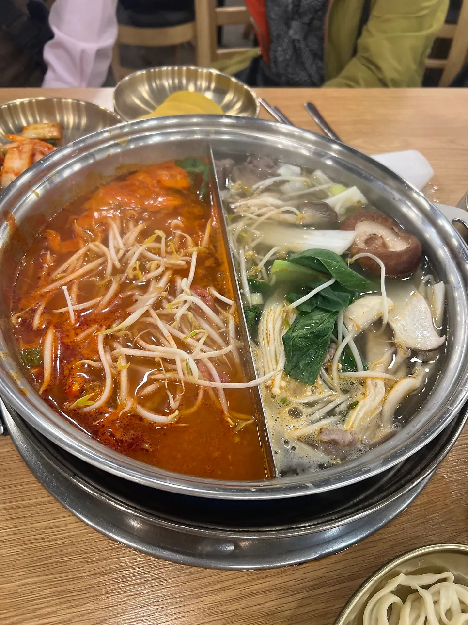 종가만두 반반육수전골 한 냄비