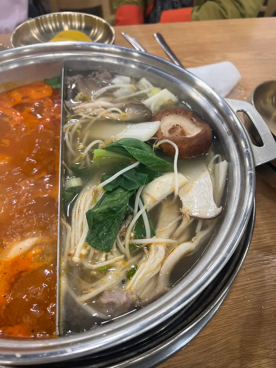끓고 있는 반반전골 비주얼