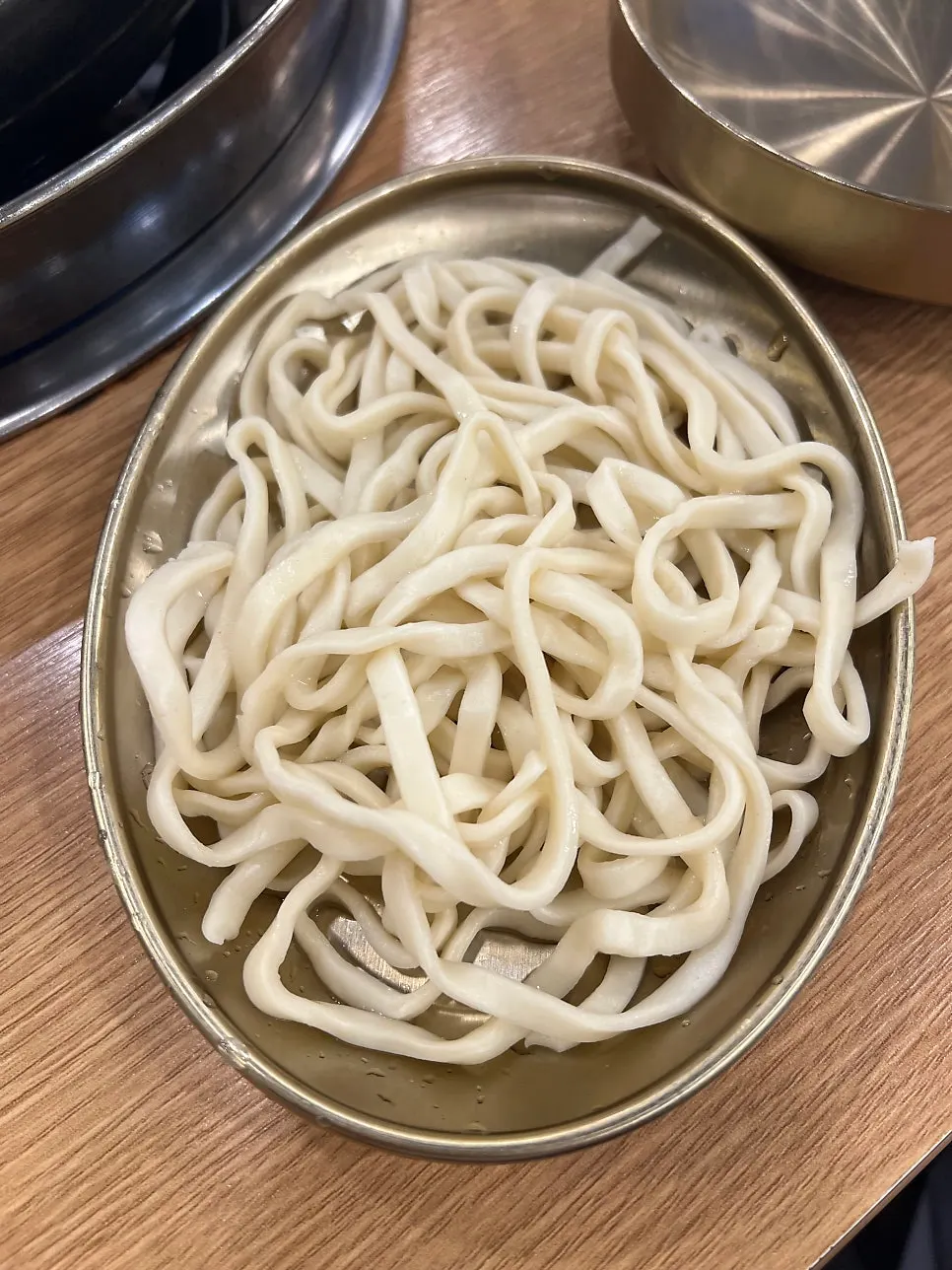 부드러운 식감의 전골 고기 접시