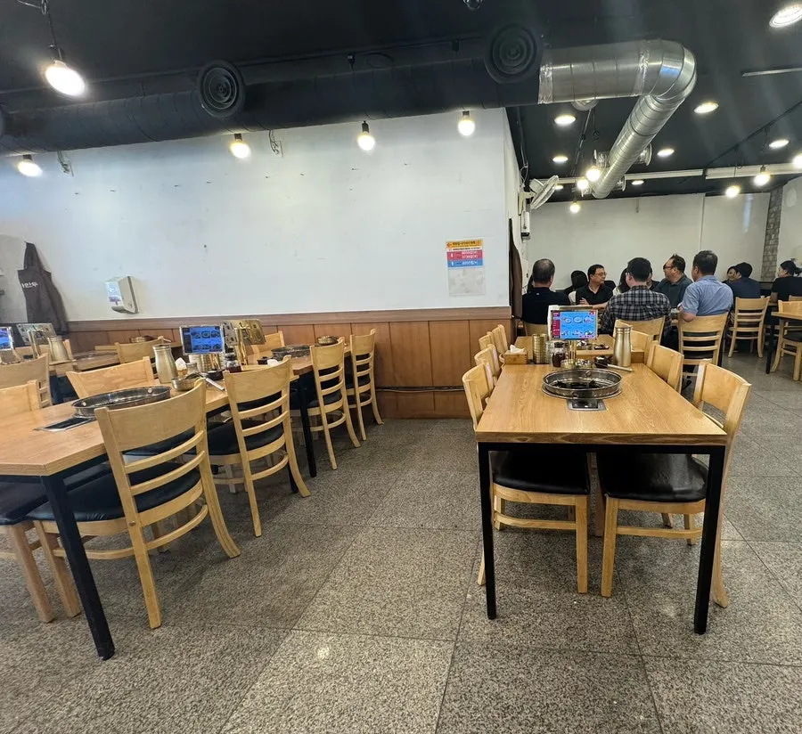 테이블이 넉넉한 종가만두 내부
