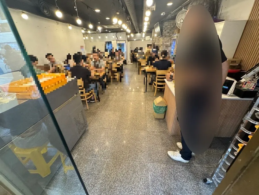 식사 손님으로 찬 종가만두 내부