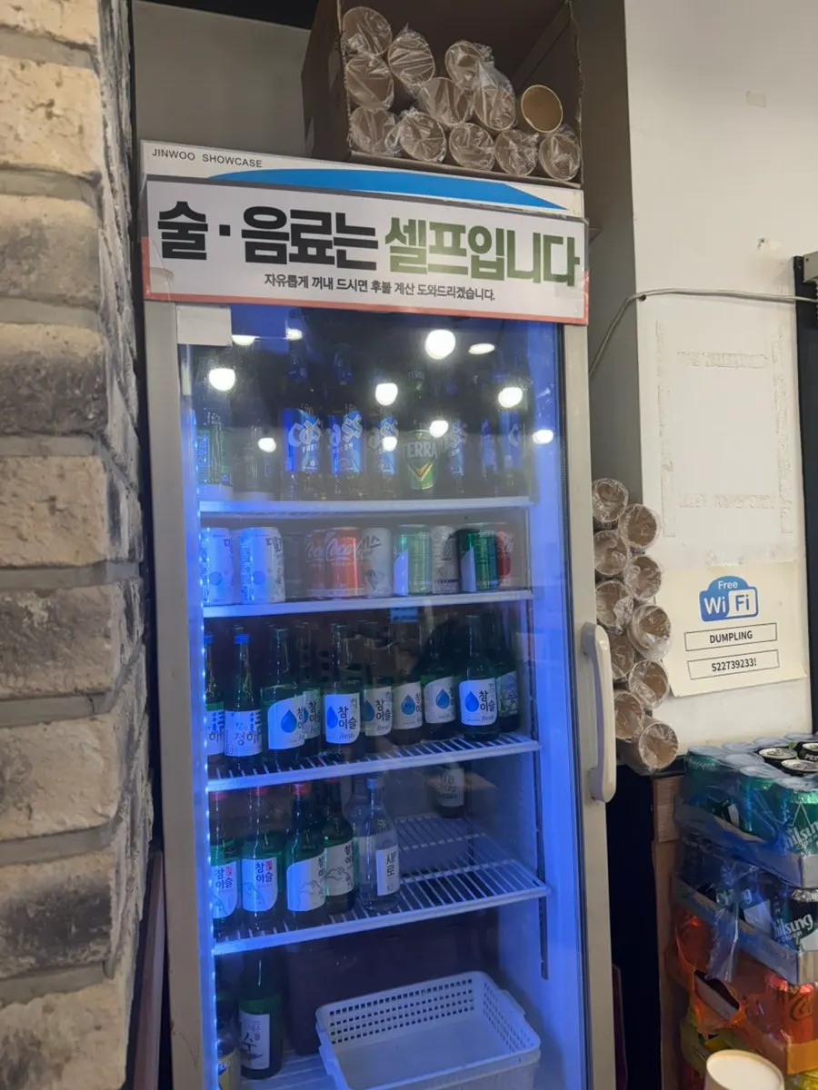 셀프바에 놓인 그릇과 집기류