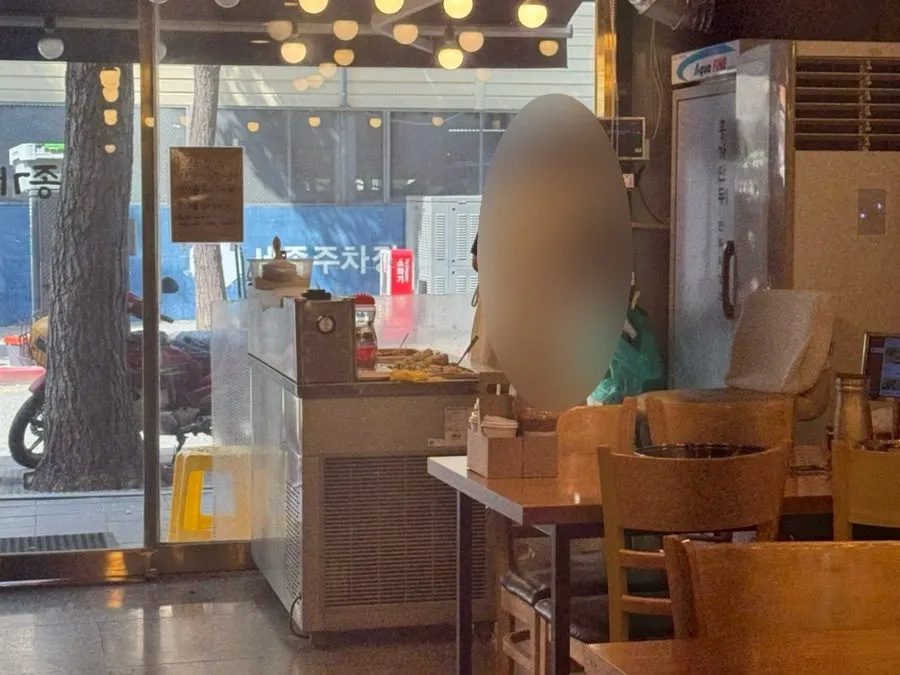 입구 옆에서 만두를 빚는 모습