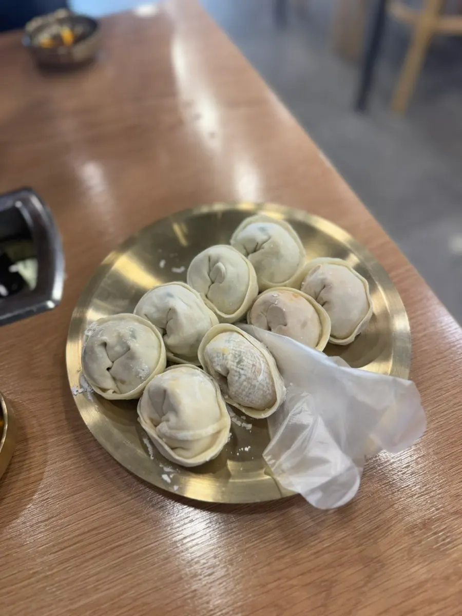 접시에 담긴 수제 손만두