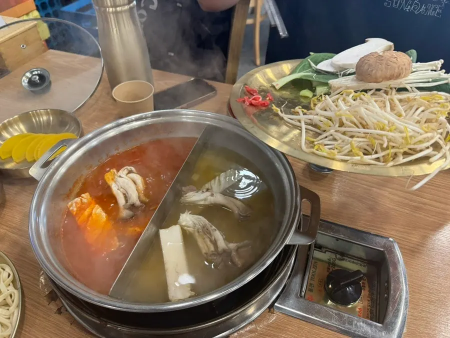 육수에 채소를 넣은 반반전골