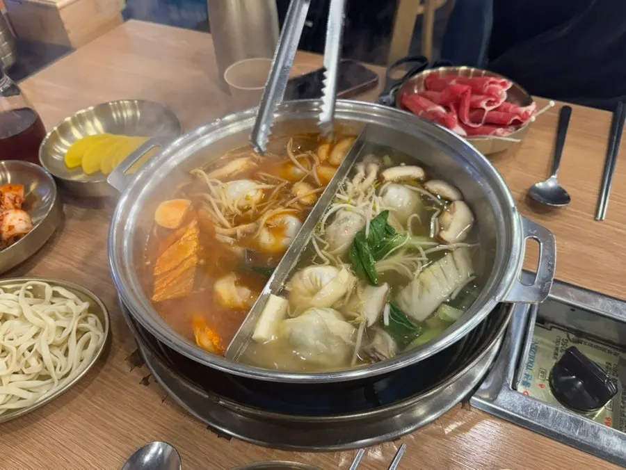 끓는 전골에 들어간 수제 만두