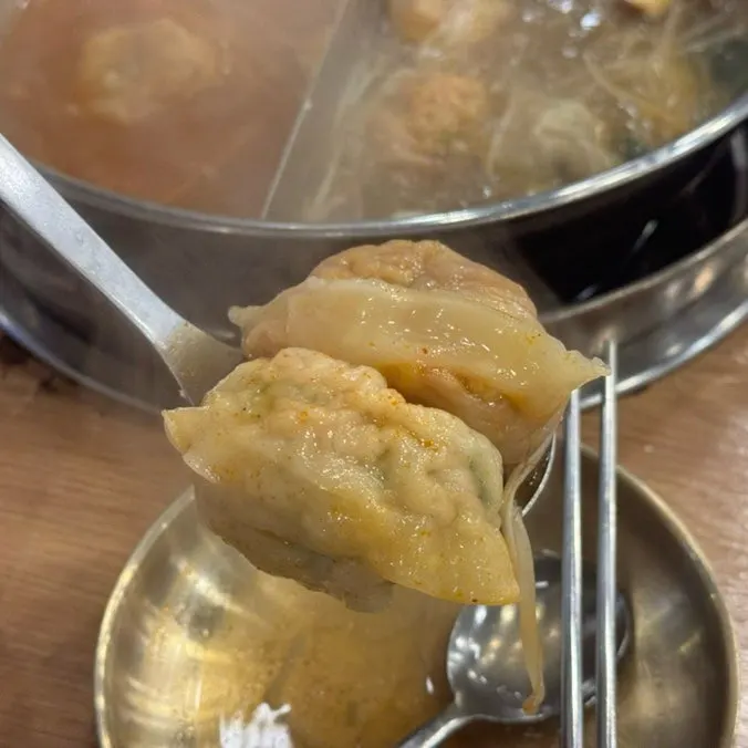 속이 꽉 찬 고기만두 단면