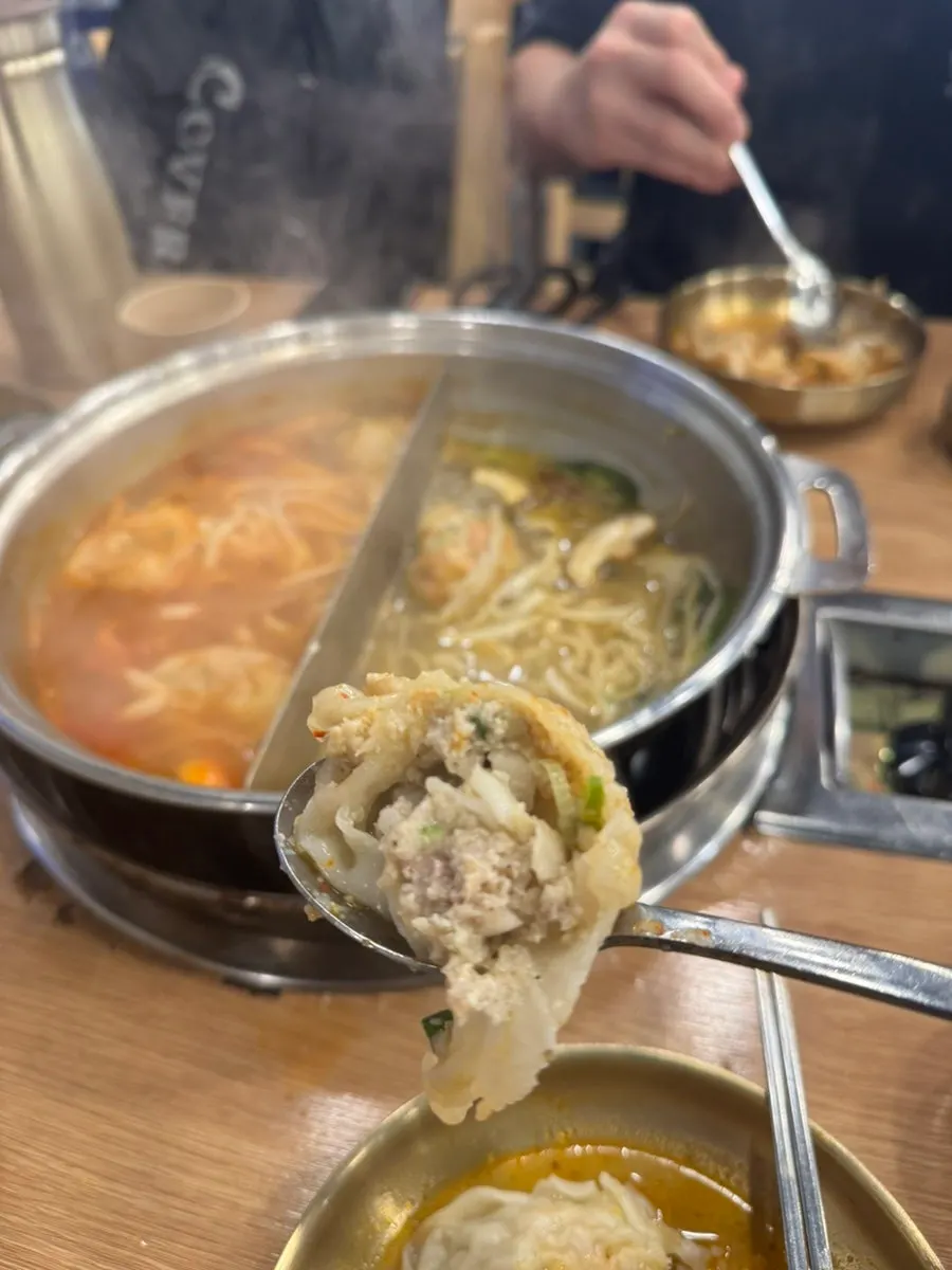 맑은 전골에 넣은 김치만두