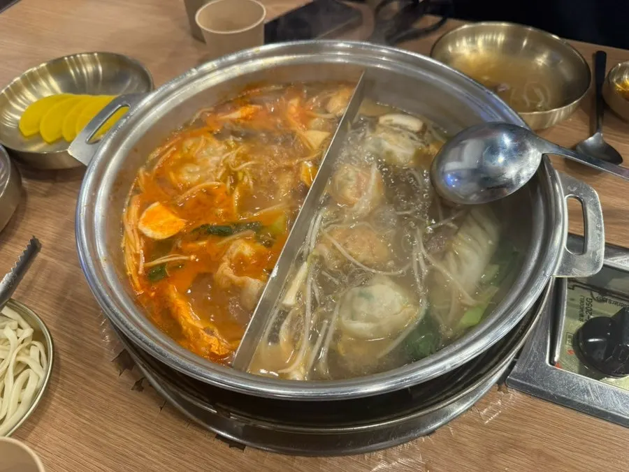 만두로 가득 찬 전골 그릇