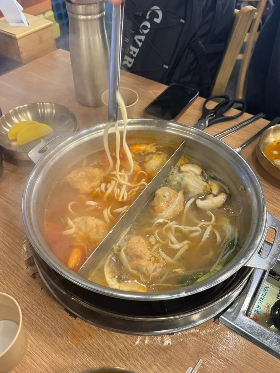 전골에 넣기 전 칼국수 사리