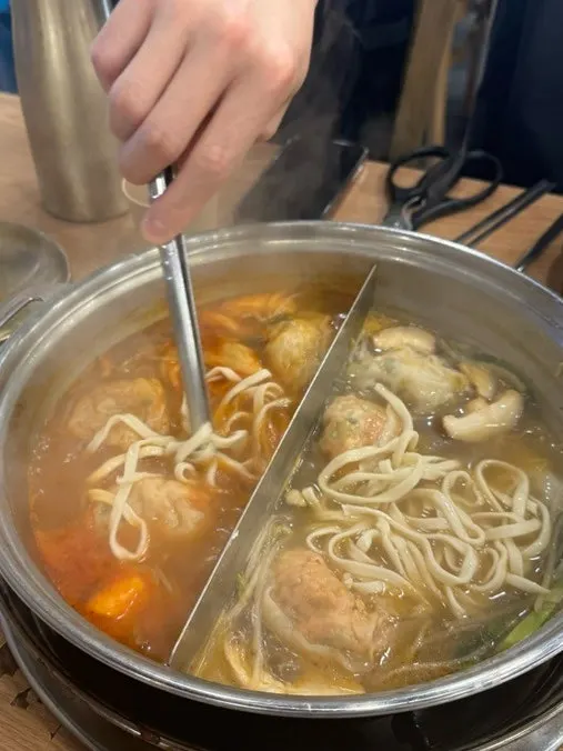 얼큰 육수에 익은 칼국수 사리