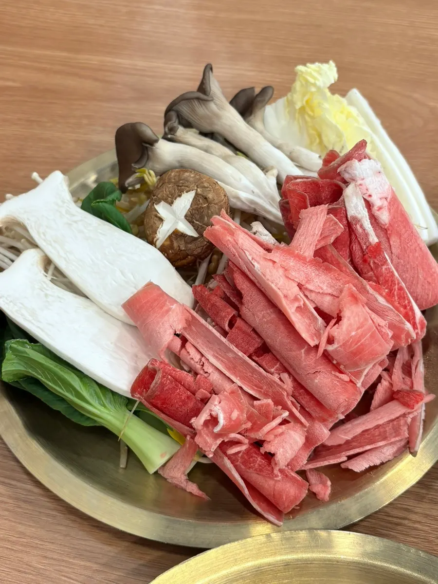 Jongga Mandu half-and-half hot pot menu