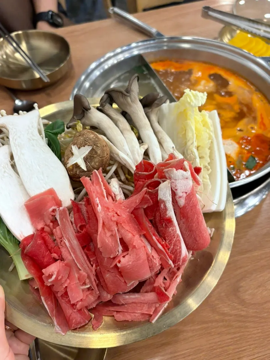 Split-broth dumpling hot pot