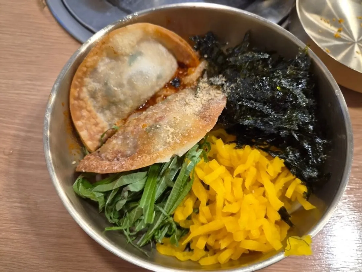 종가만두 으깨먹는 비빔칼국수 한 그릇