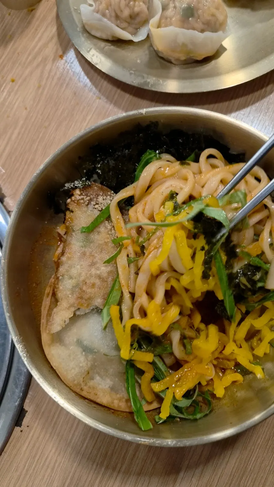 양념이 비벼진 비빔칼국수 면 클로즈업