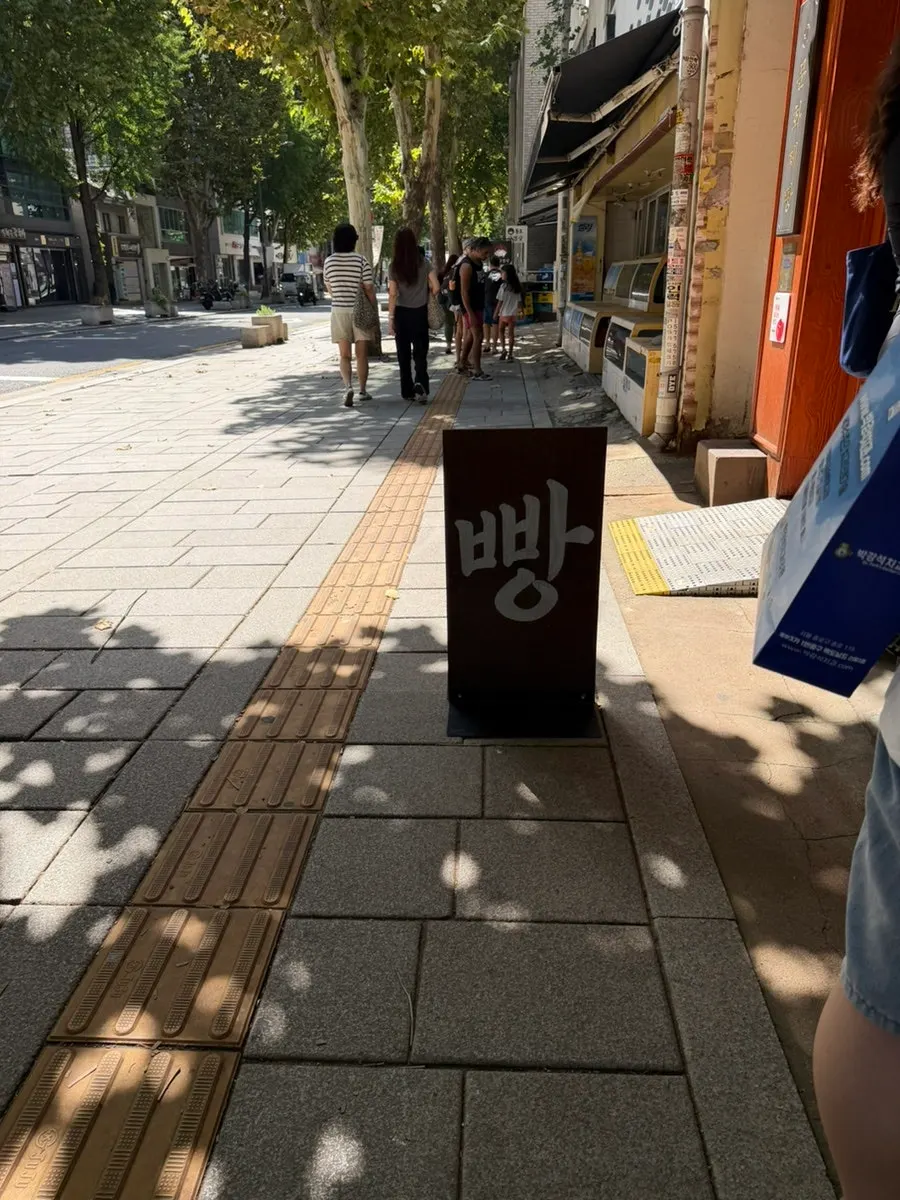 Area around the entrance to Munhwa Bakery in Jongno