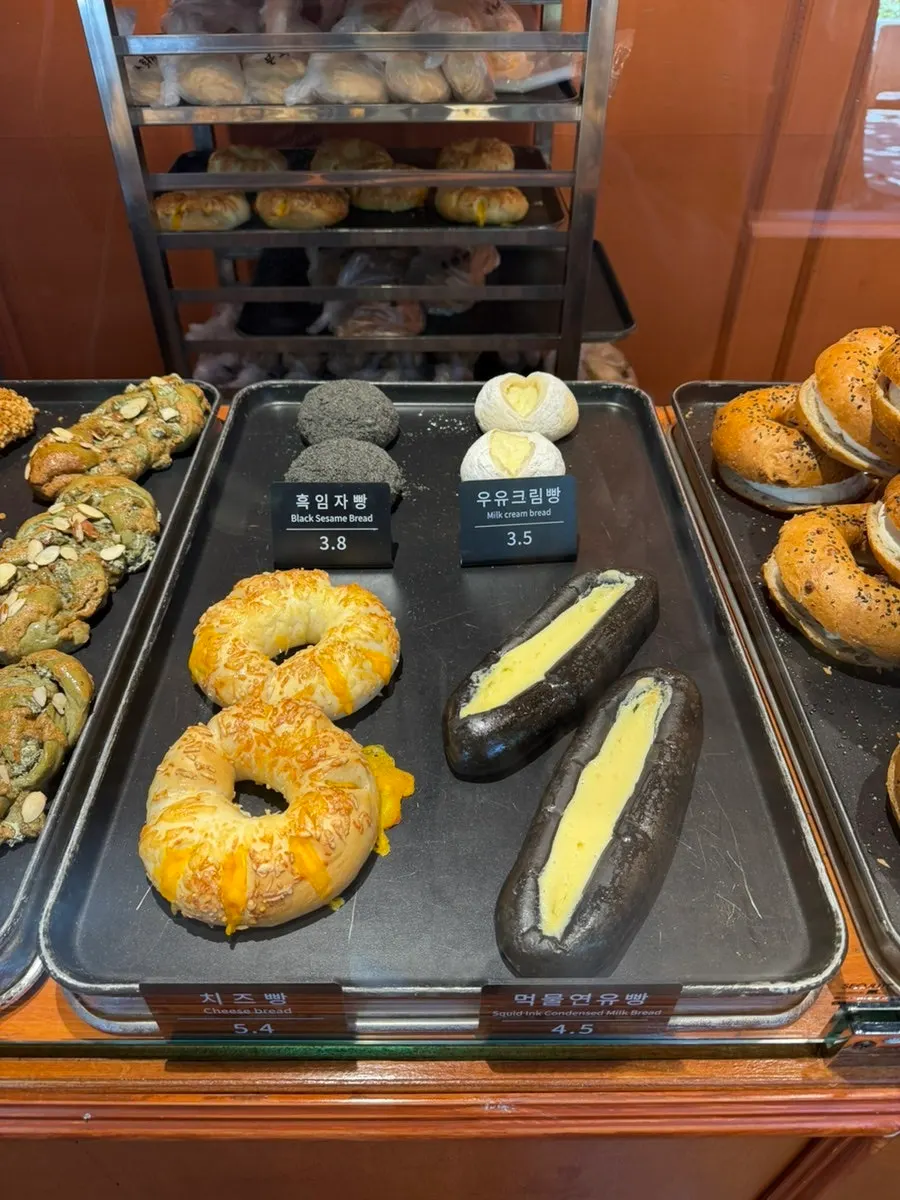 View of the queue at Munhwa Bakery