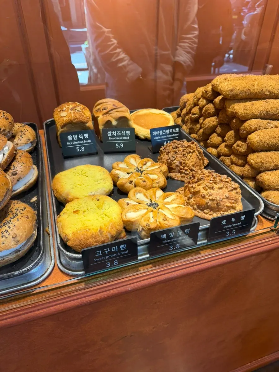 Scene before entering Munhwa Bakery